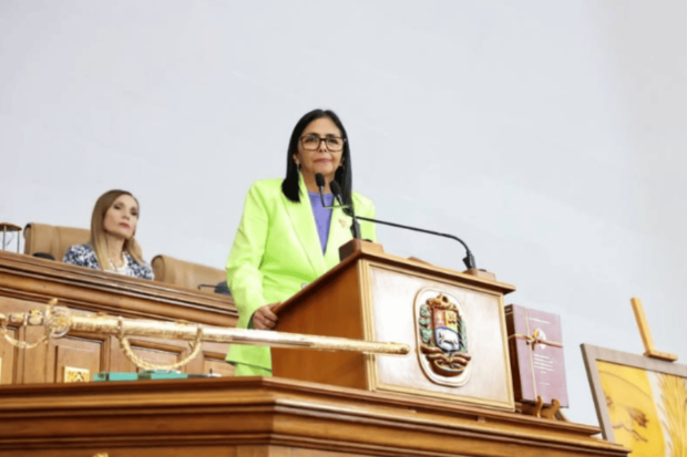 Delcy Rodríguez, presidenta encargada de Venezuela, desde un podio de madera con el escudo de Venezuela.