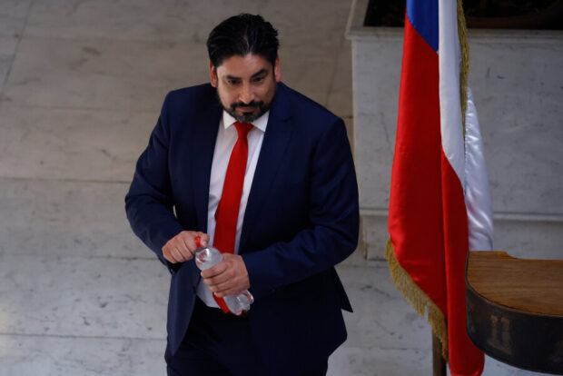El diputado Rubén Oyarzo, a portas de dar una conferencia de prensa.