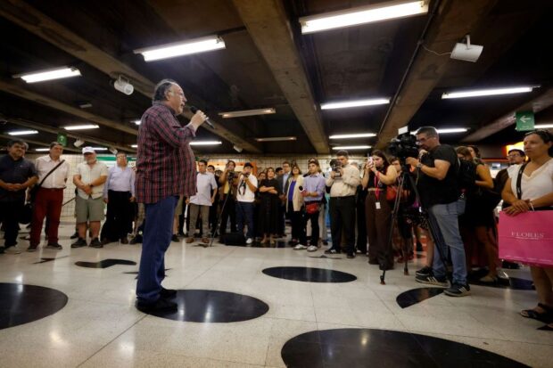 Director del Coro Sinfónico de la Universidad de Chile, Juan Carlos Villarroel, realiza intervención en metro Baquedano.