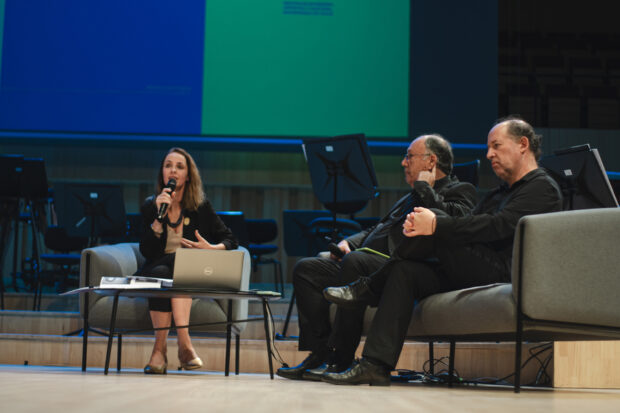 Directora del CEAC, Dominique Thomann, moderando un foro.