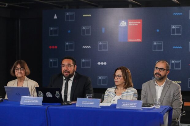 El ministro de Educación, junto al subsecretario de Educación Superior, la rectora de la Universidad de Chile, y la directora de DEMRE, entregan los resultados de la PAES regular Admisión 2026. 