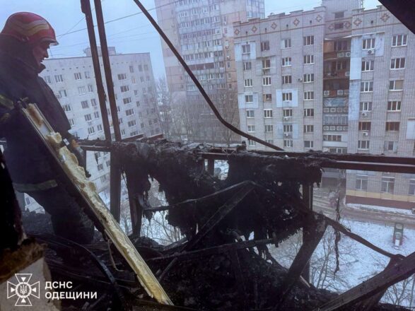 Equipos de rescate en Ucrania trabajando sobre los escombros que dejo un ataque con drones sobre un edificio residencial en la capital, Kiev. Foto: Servicio de Estado de Emergencia de Ucrania.