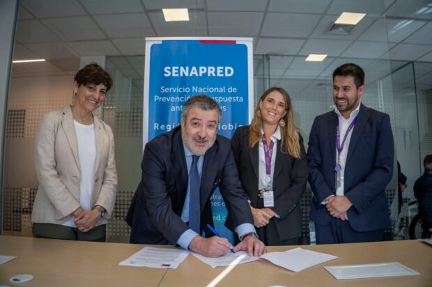 Ministra de Salud, Ximena Aguilera, junto al director de Fonasa, Camilo Cid, firman la activación del sistema especial de atención de salud para emergencias y desastres, con apoyo de prestadores privados en convenio.