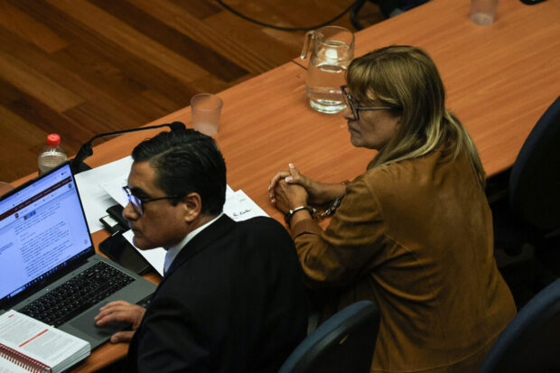 Exministra de la Corte Suprema, Ángela Vivanco, junto a su abogado durante su audiencia de formalización. 
