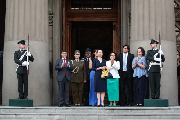 Gloria Ana Chevesich realiza ingreso al Palacio de Tribunales con honores para asumir como la primera mujer en presidir la Corte Suprema.