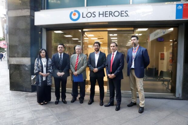 Autoridades del Ministerio del Trabajo y Previsión Social y del Instituto de Previsión Social asisten a sucursal Caja de Compensación Los Héroes.