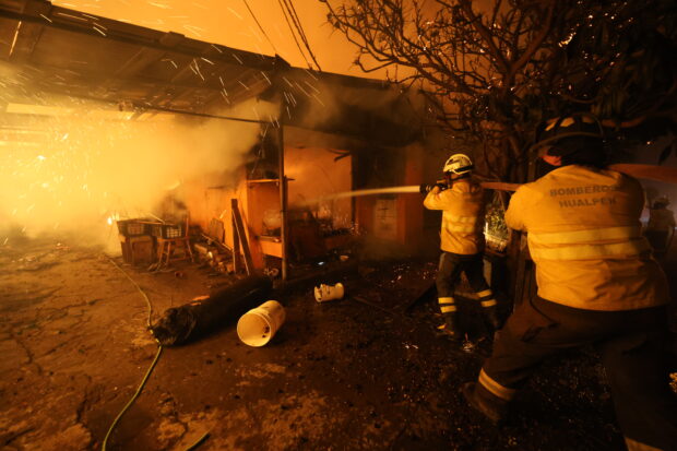 Incendio forestal en Penco. Foto: Carlos Acuna/Aton Chile. 