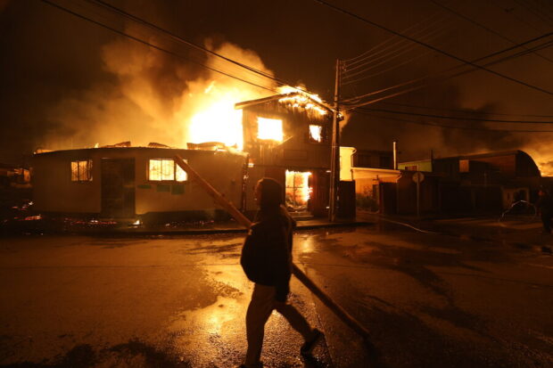Incendio forestal en Penco. Foto: Carlos Acuna/Aton Chile.