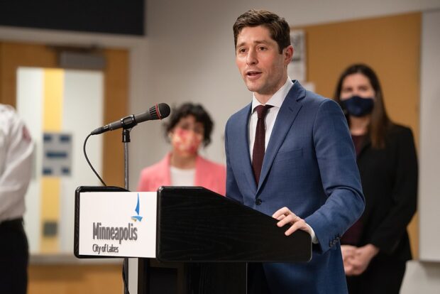 Jacob Frey, alcalde de Minnesota en un discurso público.