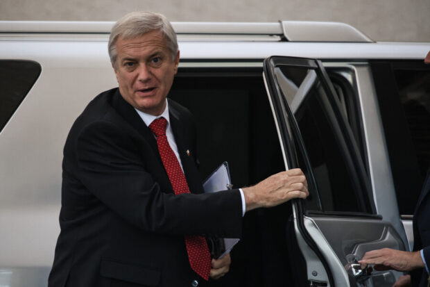 El Presidente Electo, José Antonio Kast, bajándose de un auto, para tener reuniones con su equipo y posteriormente con el Presidente Gabriel Boric