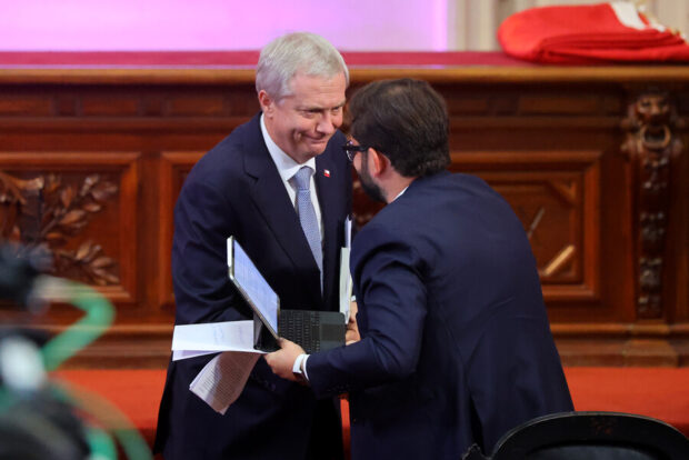 Saludo entre el Presidente Gabriel Boric y el mandatario electo, José Antonio Kast, en el Congreso Futuro 2026. 