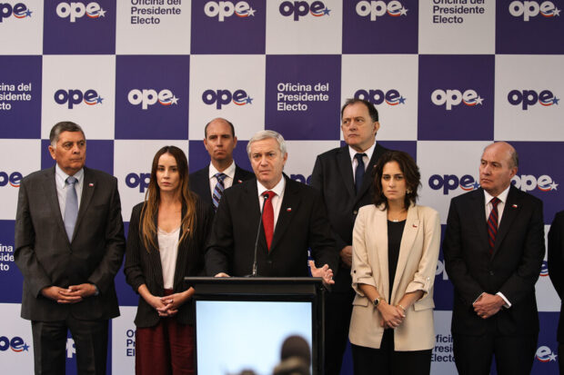 Presidente electo, José Antonio Kast, realiza punto de prensa por los incendios forestales acompañado por su equipo.