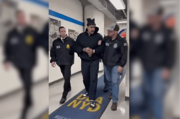 Nicolás Maduro detenido en el cuartel de la DEA. 