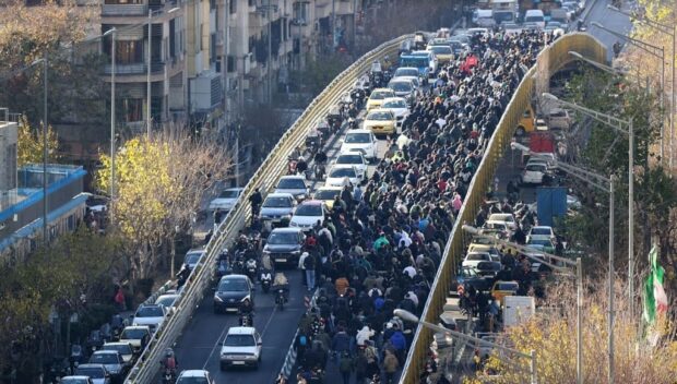 Manifestantes iraníes sobre las calles de Teherán. Vía @XIranObserver0