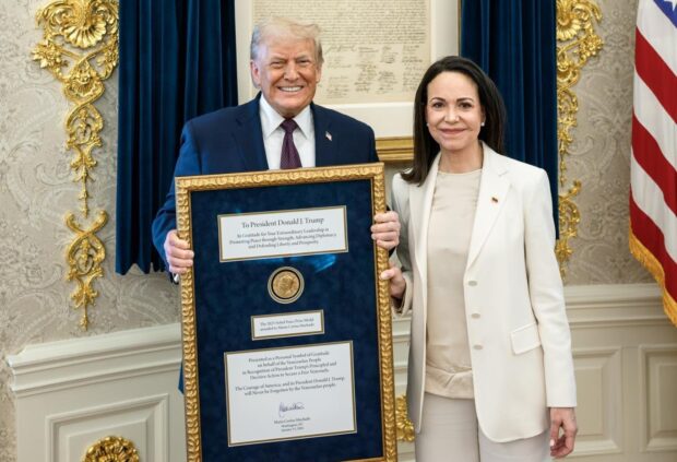María Corina Machado Donald Trump posan con un cuatro que contiene la medalla del Premio Nobel de la Paz.