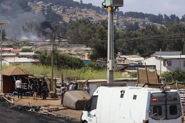 San Antonio, 12 de enero 2026 Pobladores realizan barricadas durante el operativo de desalojo de la megatoma ubicada en el Cerro Centinela Juan Gonzalez/ Aton Chile.