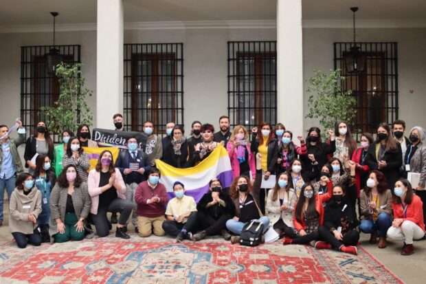 Instalación de la mesa de trabajo por los derechos de las personas LGBTIQA+. Instancia de diálogo entre el Ejecutivo, liderada por la ministra de la Mujer y Equidad de Género, Antonia Orellana, y organizaciones de la sociedad civil. Foto: Facebook Ministerio de la Mujer. 