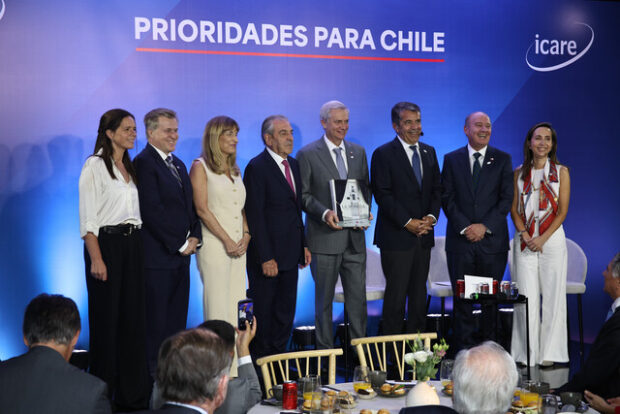 Icare entrega como reconocimiento un libro de La Moneda al presidente electo José Antonio Kast. 