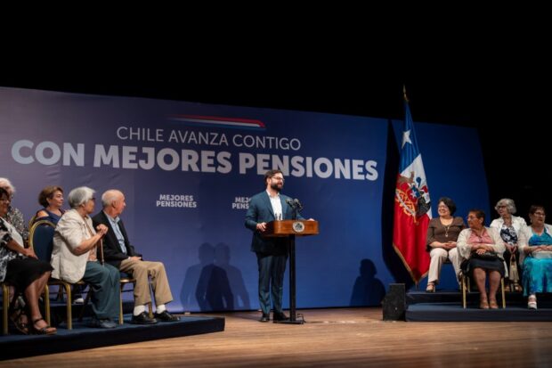 El Presidente Gabriel Boric durante su discurso en la actividad que marcó el inicio del pago del Seguro Social.