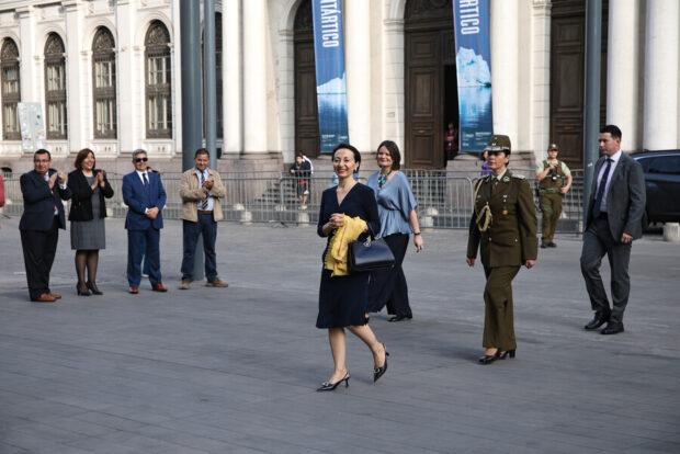 Reciben a Gloria Ana Chevesich en el Palacio de Tribunales con honores para asumir como la primera mujer en presidir la Corte Suprema.