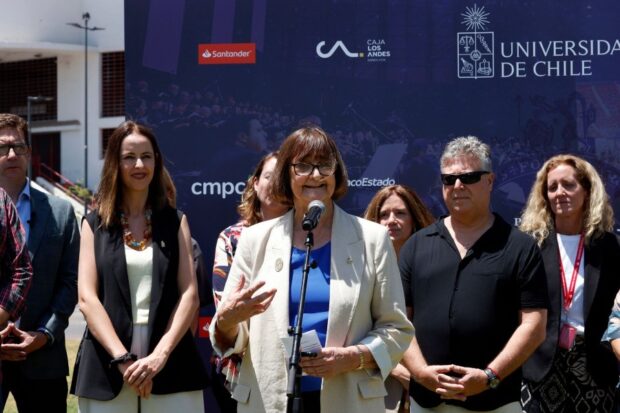 Rectora de la Universidad de Chile, Rosa Devés, adelanta concierto gratuito en el Estadio Nacional.
