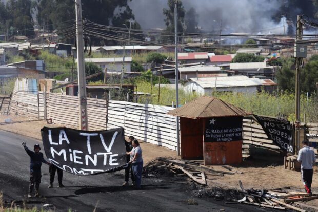San Antonio, 12 de enero 2026 Pobladores realizan barricadas durante el operativo de desalojo de la megatoma ubicada en el Cerro Centinela Juan Gonzalez/ Aton Chile.