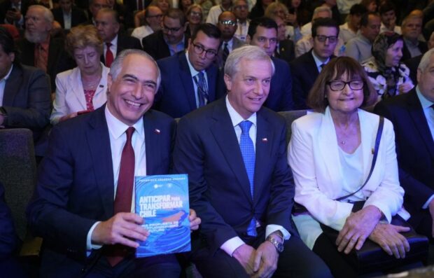 Senador Francisco Chahuán junto a presidente electo José Antonio Kast y la rectora Rosa Devés.