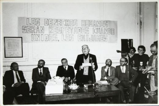 Cardenal Raúl Silva Henriquez junto a abogados de la Vicaría.