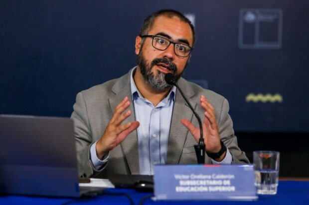 Subsecretario de Educación Superior, Víctor Orellana. 
