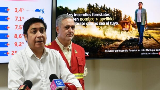 Subsecretario del Interior, Víctor Ramos, junto al director ejecutivo de Conaf, Rodrigo Illesca.