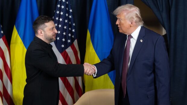 Volodomir Zelensky junto a Donald Trump en la cumbre de Davos en Suiza. Vía X@ZelenskyyUa