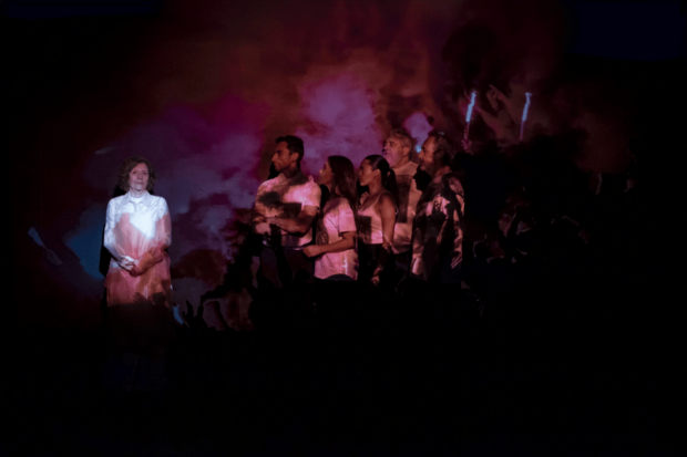 Una de las escenas de "Caballo", obra escrita y dirigida por Emilia Noguera. 
