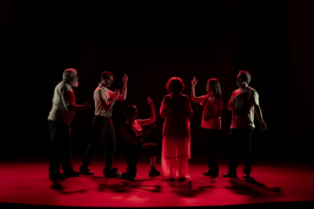 Una de las escenas de "Caballo", obra escrita y dirigida por Emilia Noguera. 