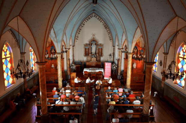Fotografía de un grupo de músicos de cámara brindando un Concierto de Extensión en la Iglesia Católica de Frutillar en el marco de las Semanas Musicales de Frutillar el 2018. 