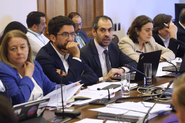 El ministro de Hacienda, Nicolas Grau, el ministro de Trabajo, Giorgio Boccardo, y la subsecretaria de Hacienda, Heidi Berner, durante la Comision de Hacienda discute el proyecto de reajuste al sector público. Foto: Sebastian Cisternas/ Aton Chile.