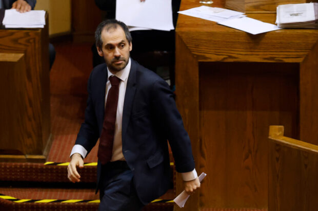 Ministro de Hacienda, Nicolás Grau, durante la aprobación del reajuste al sector público. Foto: Sebastian Cisternas/ Aton Chile.