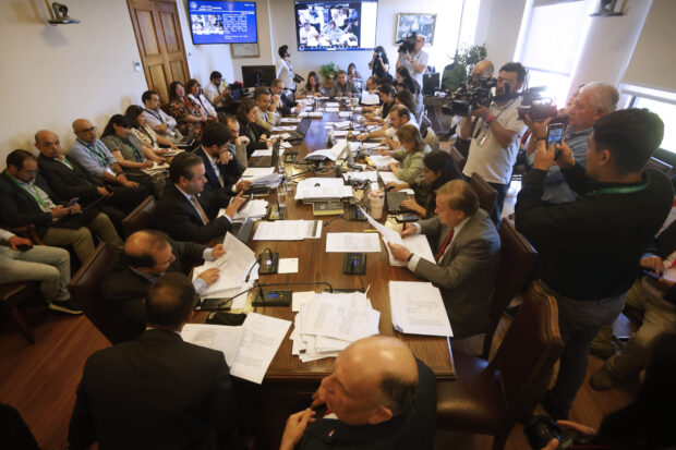 El ministro del Trabajo, Giorgio Boccardo, y el el ministro de Hacienda, Nicolas Grau, durante la comision de Hacienda en la Camara de Diputados. Foto: Sebastian Cisternas/ Aton Chile.