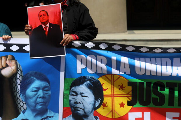 Concentracion frente al Palacio de tribunales a un año de la desaparicion forzada de Julia Chunil Catricura. Foto: Jonnathan Oyarzun/Aton Chile
