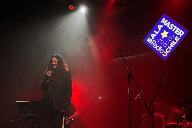 Julieta Laso cantanto en la Sala Master de Radio Universidad de Chile.