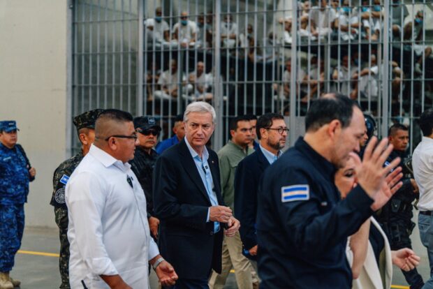 Presidente electo José Antonio Kast en el Centro de Confinamiento del Terrorismo (CECOT). Foto: X @joseantoniokast.
