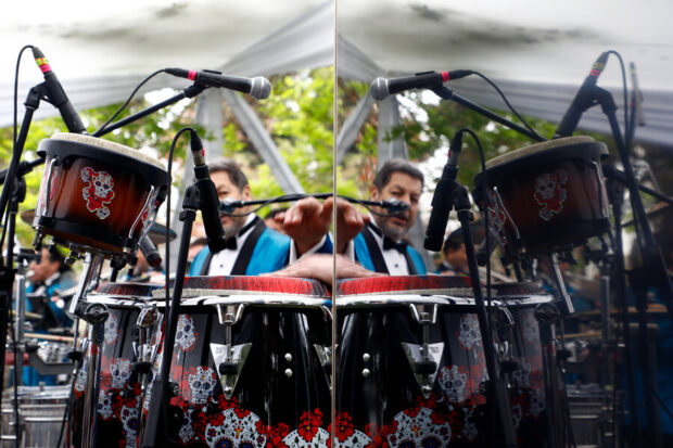 El músico Leo Soto tocando las percusiones durante el lanzamiento de las fondas del Parque O'Higgins el 2022.