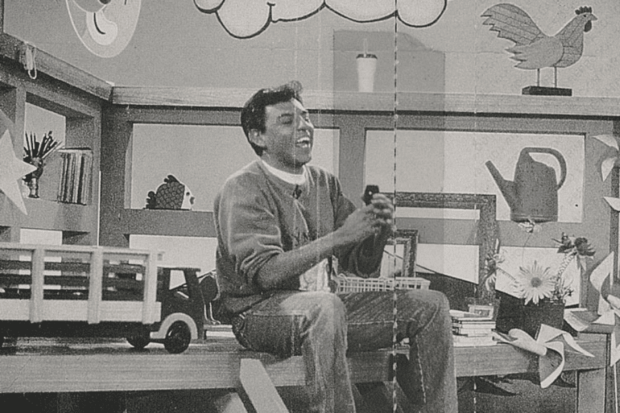Luis “Pippo” Guzmán durante su juventud en un set de televisión.