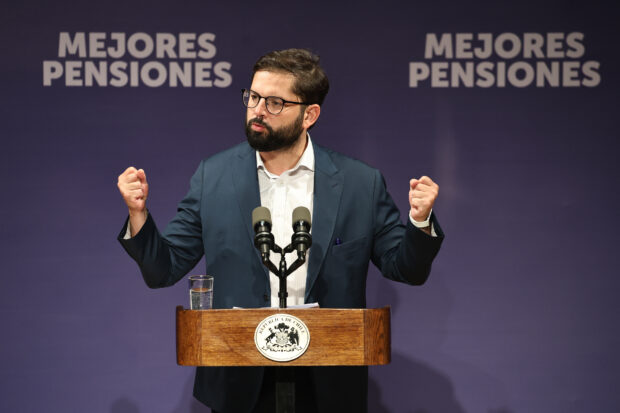 El Presidente de la Republica, Gabriel Boric Font, encabeza actividad que marca el inicio de los pagos del Seguro Social desde Teatro Municipal de la Casona Dubois en Quinta Normal. Foto: Diego Martin/Aton Chile.