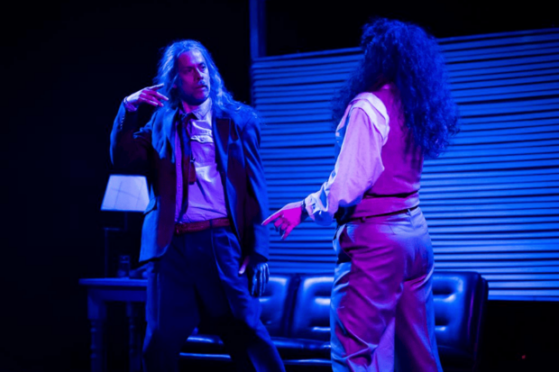 Nestor Cantillana y Carla Casali durante la obra "Razones para no moirir".