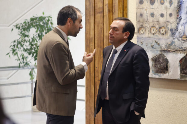 El ministro de Hacienda, Nicolas Grau, y Felipe Donoso, durante la Comision de Hacienda en la Camara de Diputados. Foto: Sebastian Cisternas/ Aton Chile