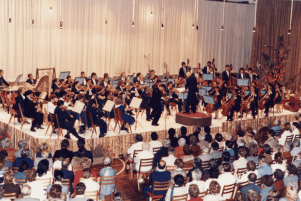 El elenco de la Orquesta Sinfónica Nacional de la U. de Chile bajo la dirección de Geo Günther en 1984, durante las Semanas Musicales de Frutillar