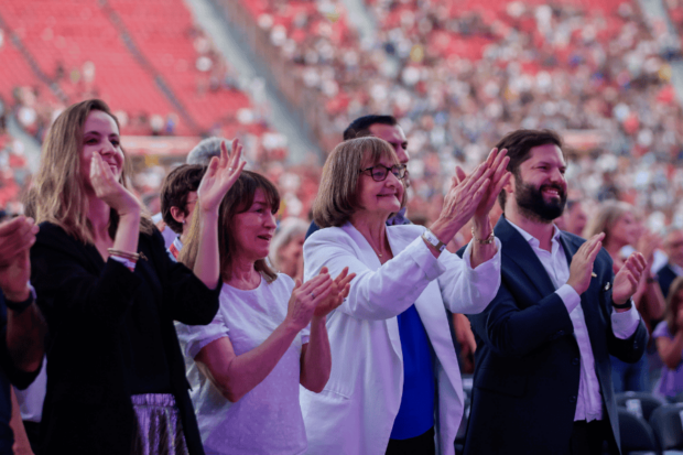 Autoridades durante el concierto de los elencos de la U. de Chile en el Estadio Nacional. 