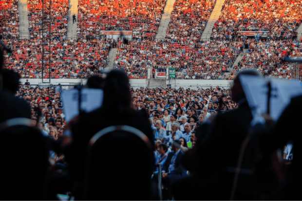 Parte del público durante el concierto de los elencos de la U. de Chile en el Estadio Nacional.