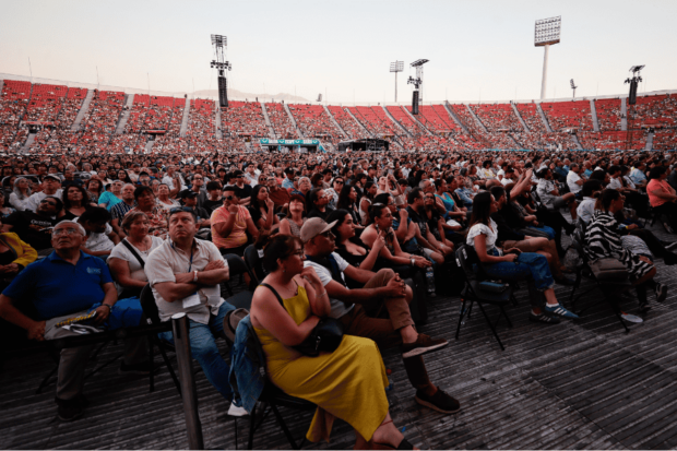 Parte del público durante el concierto de los elencos de la U. de Chile en el Estadio Nacional. 