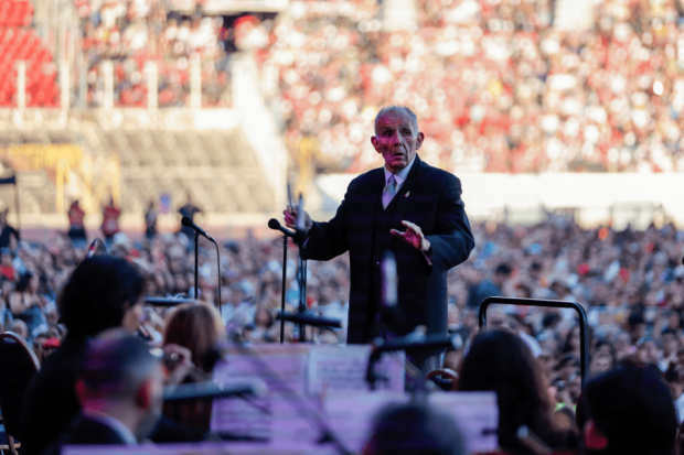 El maestro Rodolfo Saglimbeni durante el concierto de los elencos de la U. de Chile en el Estadio Nacional.